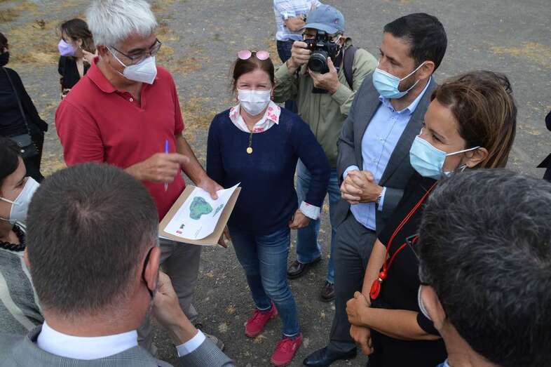 El arqueólogo Valentín Barroso explica los resultados del sondeo del georadar a autoridades y medios de comunicación/TA.